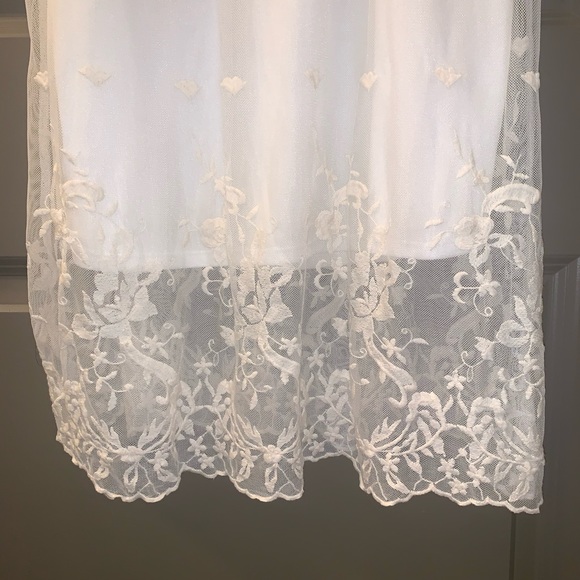 Beautiful lace modest dress - Picture 3 of 6